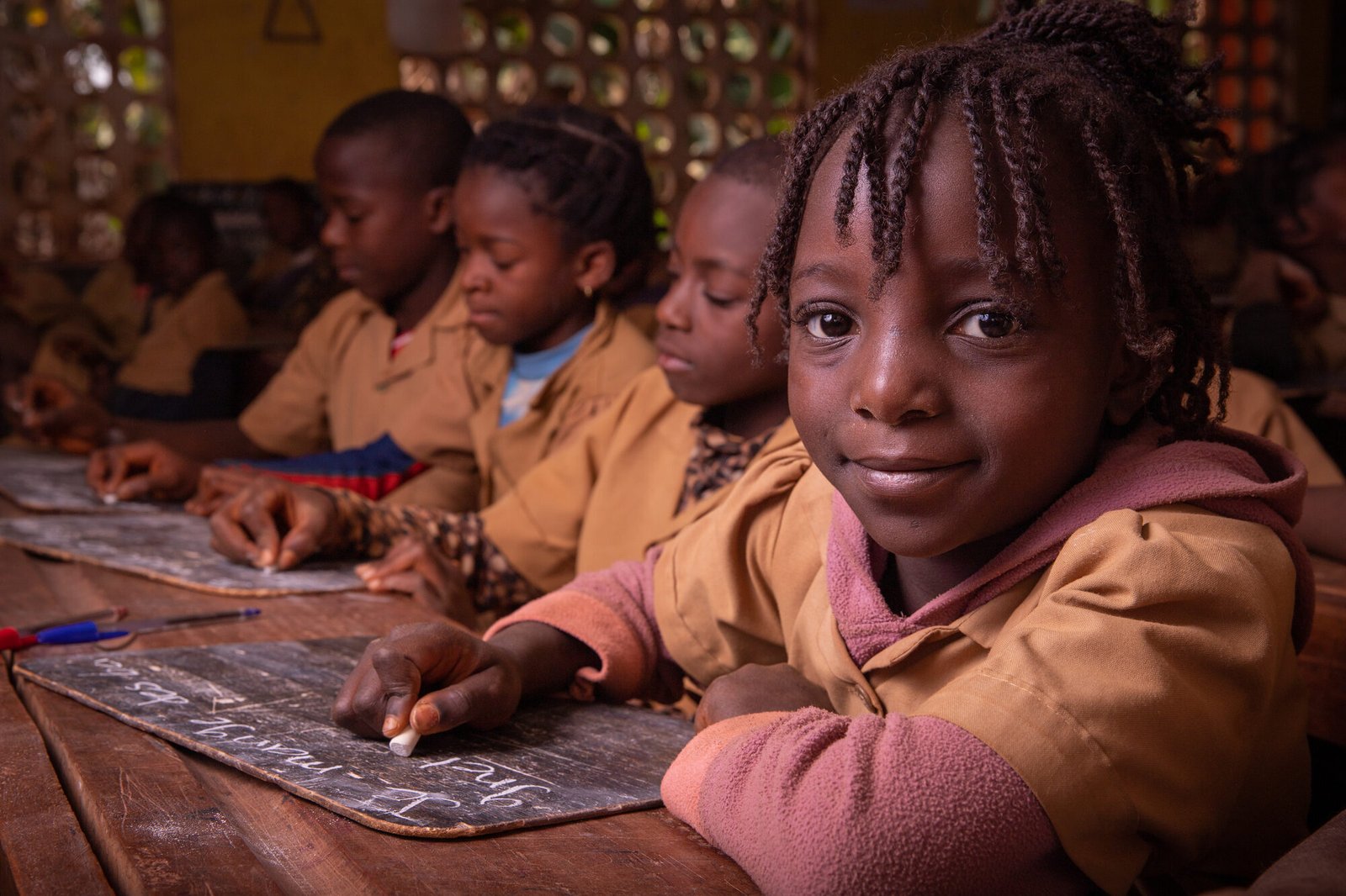 Educació comunitària a Gàmbia Infants participant en una classe a Gàmbia